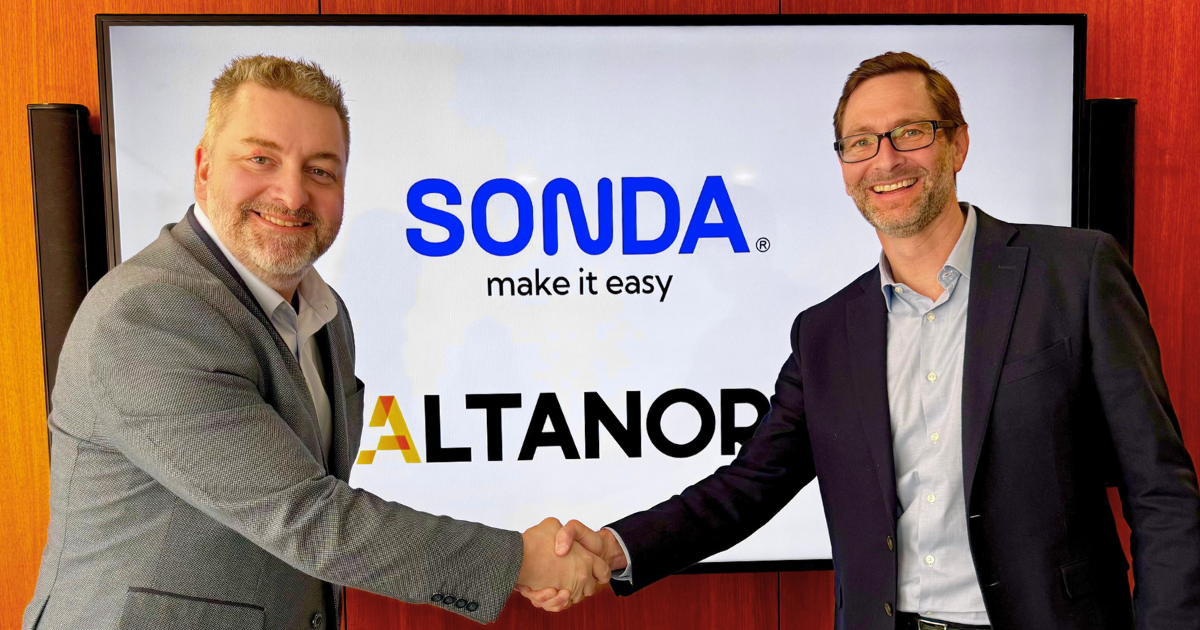 Altanora's CEO shaking hands with SONDA's Business development vice president 